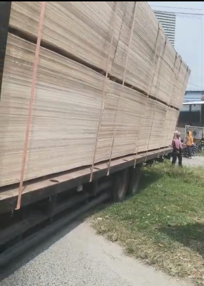 
					Infrastruktur Buruk, Truck Tak Sesuai Beban. Terus Menghantui Warga Medan Utara